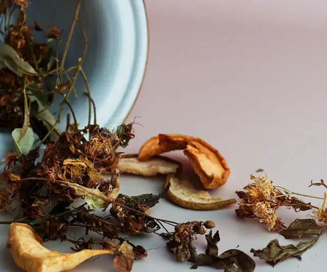 Getrocknete Kräuter aus dem Garten – Geschenke für den Garten mit eigener Ernte
