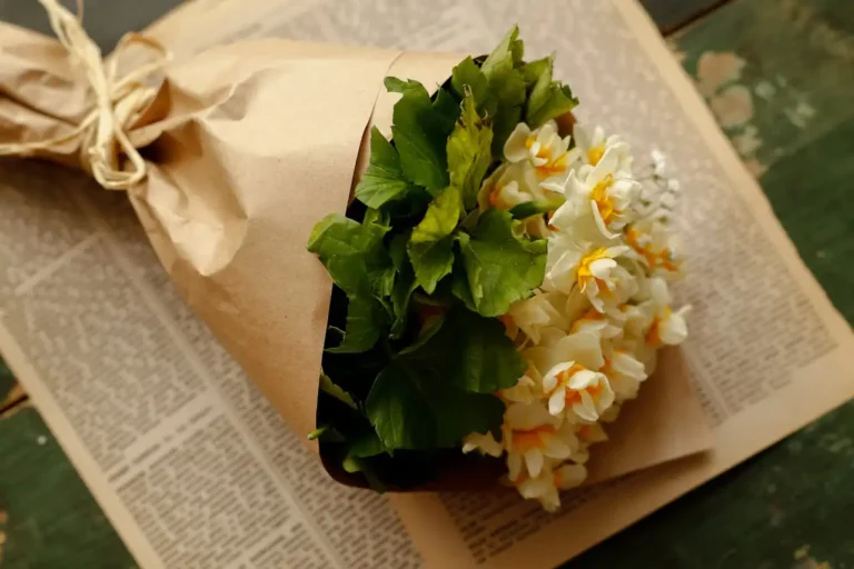 Leuchtender Blumenstrauß mit gelben Blüten in Papier