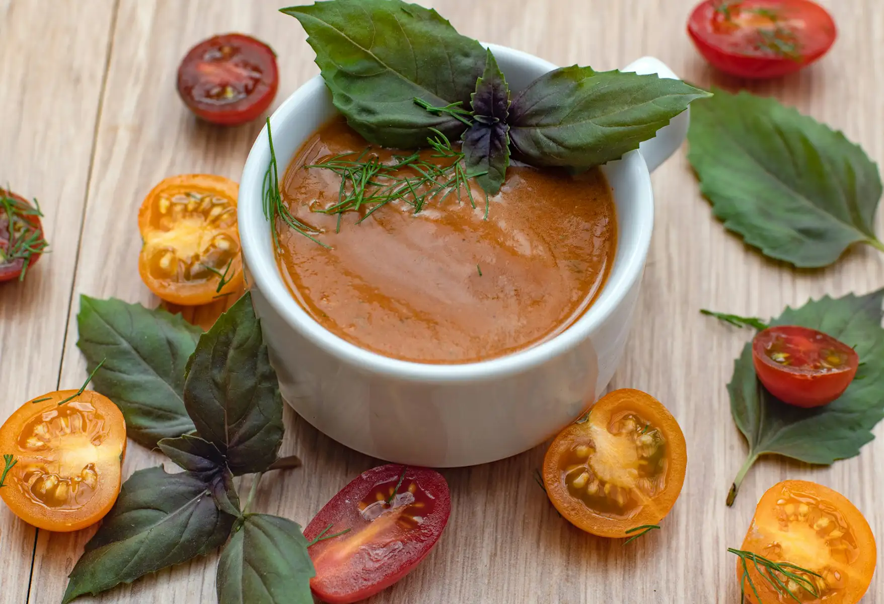 Ketchup selber machen – frisches Tomatenketchup im Glas mit Zutaten