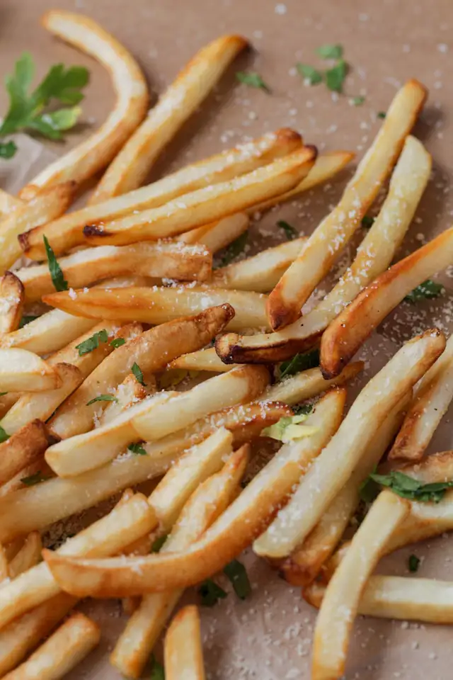 Pommes in der Fritteuse aus mehligkochenden Kartoffeln