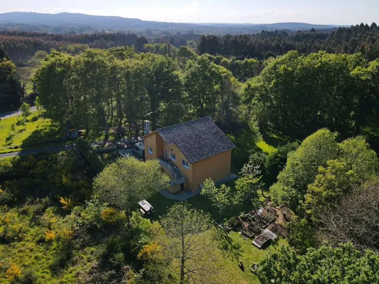 Haus in Galicien mit Garten und Bäumen