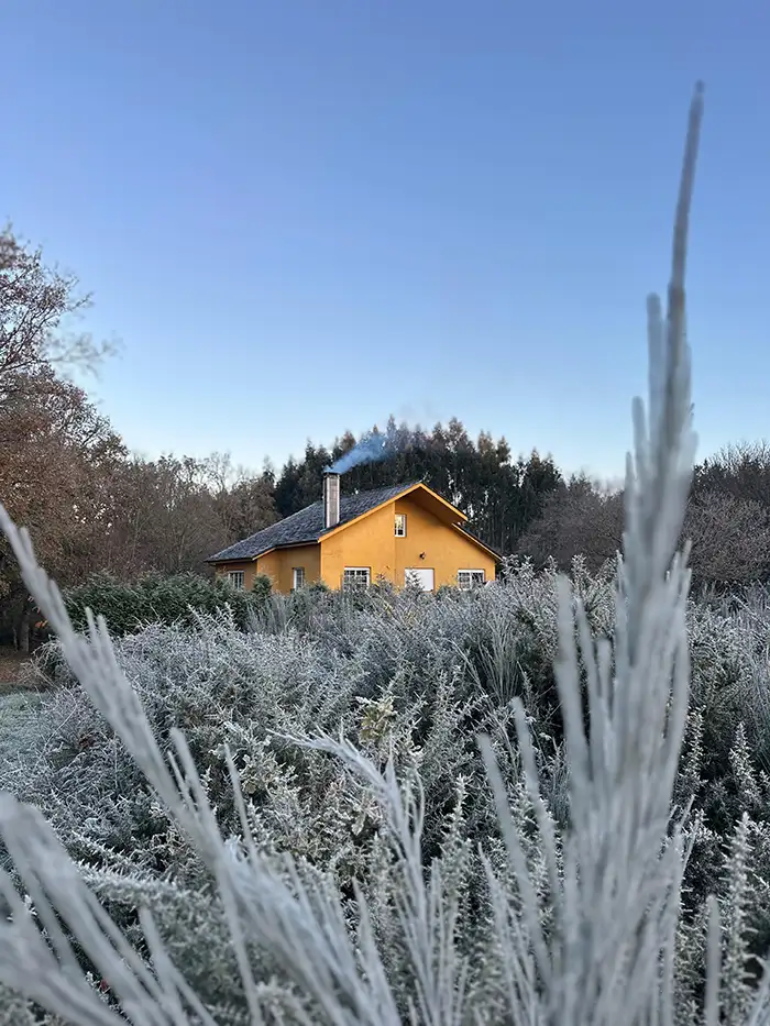Haus in Galicien im Winter mit Tau