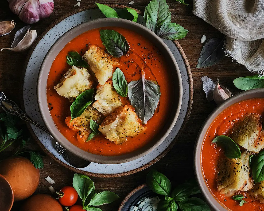 Cremige Tomatensuppe mit frischen Tomaten und Basilikum