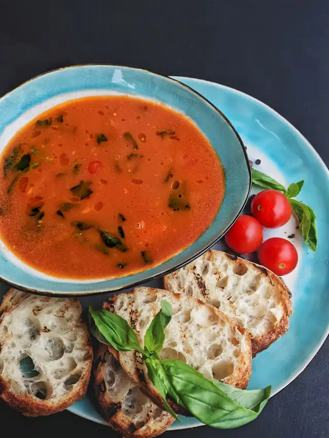 Tomatensuppe mit Basilikum und Croutons serviert